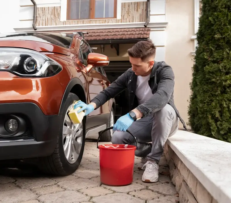 Lavage auto à domicile Lège-Cap-Ferret : professionnel intervenant sur un véhicule